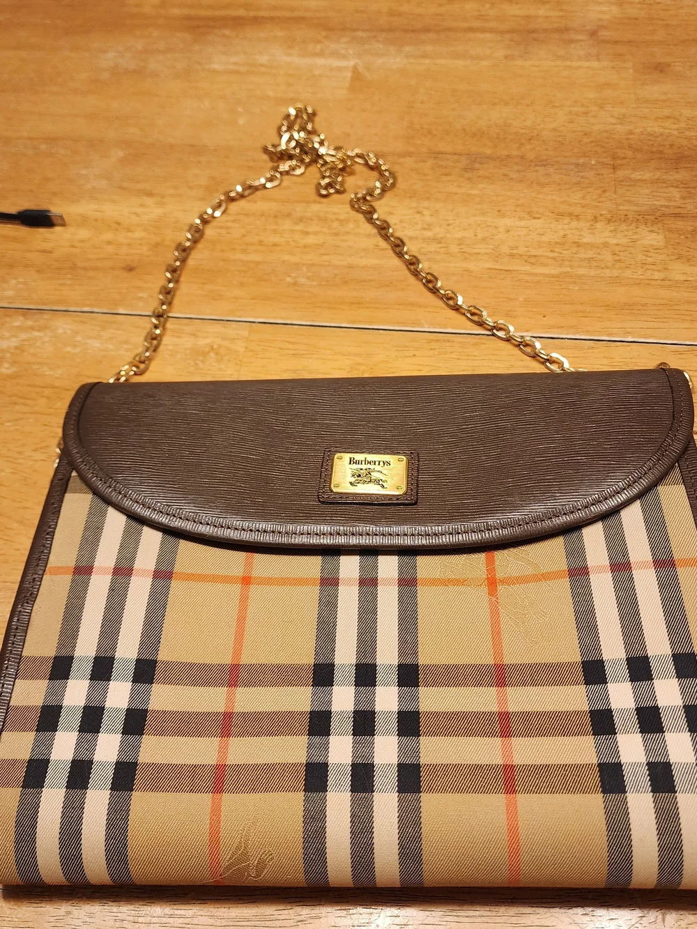 vintage Burberry bag features the classic Nova check canvas pattern
